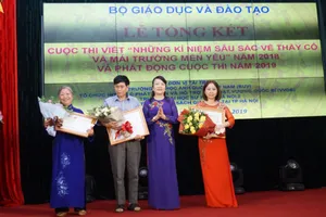 Bộ GD-ĐT trao giải cho các tác giả