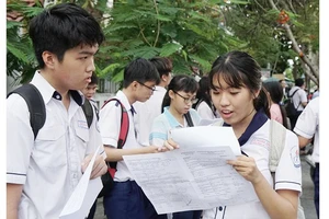 Thí sinh dự kỳ thi THPT Quốc gia 2019, tại điểm thi Lê Thánh Tôn, quận 7, TPHCM. Ảnh: HOÀNG HÙNG