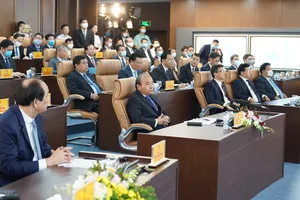 Thủ tướng Chính phủ và các đại biểu dự lễ khai trương. Ảnh: QUANG PHÚC