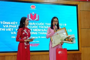 Trao giải Nhất cho cô Lường Thị Thu Trang (phải) tại buổi lễ