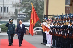 Thủ tướng Nguyễn Xuân Phúc chúc tết cán bộ, chiến sĩ của Sư đoàn 361, Quân chủng Phòng không - Không quân. ẢNH: VIẾT CHUNG