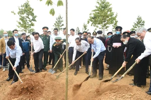 Thủ tướng Nguyễn Xuân Phúc đã dự lễ phát động chương trình trồng 1 tỷ cây xanh "Vì một Việt Nam xanh". ẢNH: VIẾT CHUNG