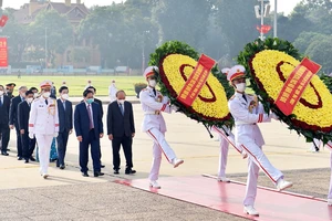 Lãnh đạo Đảng, Nhà nước vào Lăng viếng Chủ tịch Hồ Chí Minh. Ảnh: VIẾT CHUNG