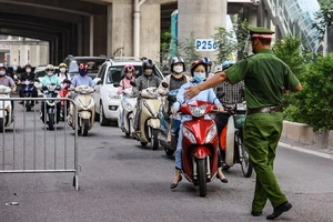 Thủ tướng yêu cầu Hà Nội điều chỉnh bất cập trong việc cấp giấy đi đường