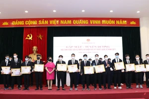 Các em học sinh giỏi nhận quà của các đơn vị trao tặng