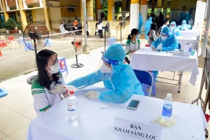 Triển khai việc tiêm vaccine ngừa Covid-19 cho học sinh. Ảnh: CAO THĂNG