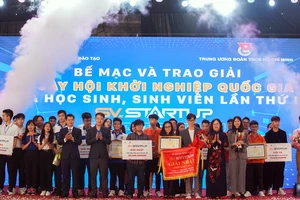 Ban tổ chức trao giải cho các dự án xuất sắc