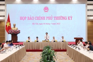 Họp báo Chính phủ tối 4-7. Ảnh: VIẾT CHUNG