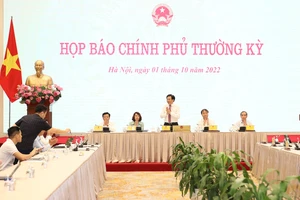 Buổi họp báo Chính phủ chiều 1-10. Ảnh: QUANG PHÚC