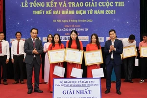 Ban tổ chức trao giải nhất cuộc thi thiết kế bài giảng điện tử năm 2021