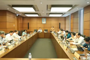 Đoàn ĐBQH TPHCM thảo luận tại tổ chiều 1-11. Ảnh: QUANG PHÚC