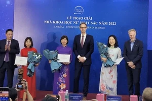 Trao giải thưởng “Nhà Khoa học nữ xuất sắc năm 2022” cho 3 nhà khoa học nữ ​