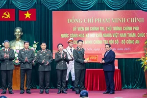 Thủ tướng Phạm Minh Chính tặng quà cán bộ, chiến sĩ Cục An ninh chính trị nội bộ. Ảnh: VIẾT CHUNG