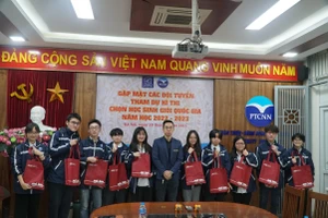 Trường THPT chuyên ngữ (Trường Đại học Ngoại ngữ-ĐHQG Hà Nội) gặp mặt đội tuyển thi học sinh giỏi