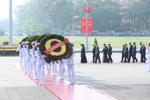 Các đồng chí lãnh đạo, nguyên lãnh đạo Đảng, Nhà nước đặt vòng hoa và vào Lăng viếng Chủ tịch Hồ Chí Minh. Ảnh: QUANG PHÚC