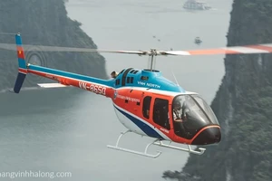 Máy bay trực thăng Bell 505 số hiệu VN-8650 bay trên Vịnh Hạ Long