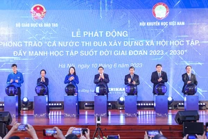  Thủ tướng Phạm Minh Chính và các đại biểu thực hiện nghi thức phát động phong trào. Ảnh: VIẾT CHUNG