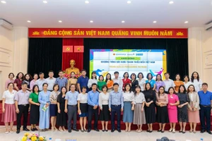 Đại diện lãnh đạo Bộ GD-ĐT, nhà tài trợ, các đơn vị thụ hưởng dự án tại lễ khởi động 