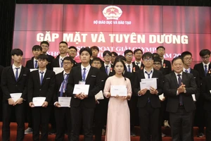 Đại diện Quỹ Tài năng trẻ tặng quà cho học sinh đoạt giải Olympic và Khoa học kỹ thuật quốc tế 2023.