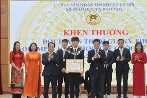 Trao bằng khen của UBND TP Hà Nội cho các thành viên đội tuyển Olympic khoa học trẻ quốc tế năm 2023.