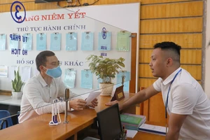 Người dân giao dịch thủ tục hành chính