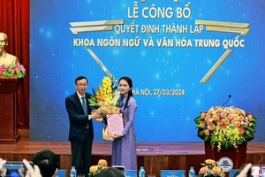 GS-TS Nguyễn Văn Minh trao Quyết định thành lập Khoa Ngôn ngữ và Văn hóa Trung Quốc