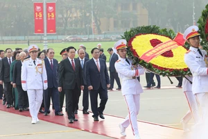 Lãnh đạo Đảng, Nhà nước vào Lăng viếng Chủ tịch Hồ Chí Minh nhân 49 năm thống nhất đất nước