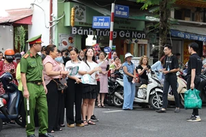 Nhiều phụ huynh ngóng con đi thi. Ảnh: QUANG PHÚC