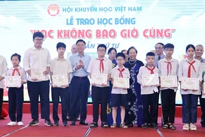 Các em học sinh được trao học bổng