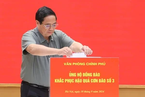 Thủ tướng cùng cán bộ, công chức Văn phòng Chính phủ ủng hộ đồng bào khắc phục hậu quả bão số 3