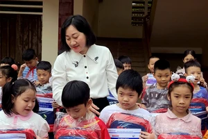 Bà Bùi Thị Hồng Sương, Phó Tổng Biên tập Báo SGGP trao hỗ trợ cho Trường tiểu học Phương Xá. Ảnh: PHAN THẢO