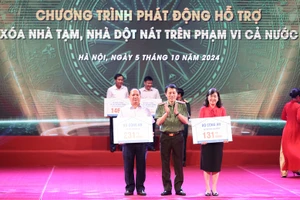 Bộ trưởng Bộ Công an Lương Tam Quang trao kinh phí của Bộ Công an ủng hộ các địa phương xoá nhà tạm, nhà dột nát