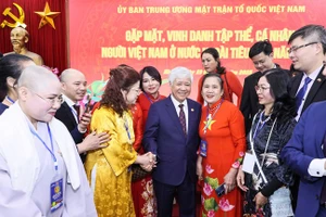 Chủ tịch Ủy ban Trung ương MTTQ Việt Nam Đỗ Văn Chiến gặp mặt, vinh danh tập thể, cá nhân người Việt Nam ở nước ngoài tiêu biểu