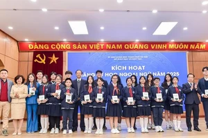 Thứ trưởng Bộ GD-ĐT tặng sách về nội dung tự học nhằm khuyến khích phong trào tự học cho các em học sinh