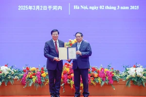 GS-TS Khưu Dũng, Bí thư Đảng ủy Đại học Thanh Hoa, Trung Quốc trao tặng Thủ tướng Phạm Minh Chính danh hiệu "Giáo sư danh dự" Đại học Thanh Hoa. Ảnh: VIẾT CHUNG