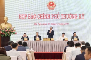 Bộ trưởng, Chủ nhiệm Văn phòng Chính phủ Trần Văn Sơn chủ trì và phát biểu tại Họp báo Chính phủ thường kỳ tháng 2-2025. Ảnh: QUANG PHÚC