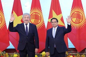 Thủ tướng Phạm Minh Chính và Thủ tướng Kyrgyzstan Adylbek Kasimalyev chụp ảnh chung trước khi tiến hành hội đàm, sáng 6-3. Ảnh: QUANG PHÚC