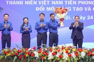 Thủ tướng Phạm Minh Chính tặng hoa chúc mừng Ban Bí thư Trung ương Đoàn nhân dịp kỷ niệm 94 năm ngày thành lập Đoàn TNCS Hồ Chí Minh. Ảnh: VIẾT CHUNG