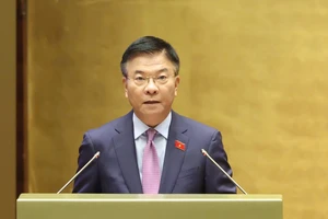 Phó Thủ tướng Lê Thành Long trình bày tờ trình dự án Luật Khoa học, công nghệ và đổi mới sáng tạo, sáng 6-5. Ảnh: QUANG PHÚC