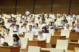 Các đại biểu dự phiên họp sáng 6-5. Ảnh: QUANG PHÚC