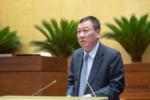 Tổng Thanh tra Chính phủ Đoàn Hồng Phong trình bày tờ trình dự án Luật Thanh tra (sửa đổi), sáng 8-5. Ảnh: VIẾT CHUNG