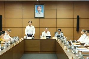 Đoàn đại biểu Quốc hội TPHCM thảo luận tại tổ, chiều 10-5. Ảnh QUANG PHÚC