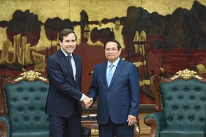 Thủ tướng Phạm Minh Chính tiếp ông Benjamin Dousa, Bộ trưởng Hợp tác Phát triển Quốc tế và Ngoại thương Thụy Điển, chiều 12-5. Ảnh: VIẾT CHUNG