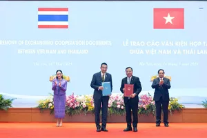 Thủ tướng Phạm Minh Chính và Thủ tướng Thái Lan Paetongtarn Shinawatra chứng kiến lễ trao các văn kiện hợp tác giữa hai nước. Ảnh: VIẾT CHUNG