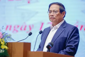 Thủ tướng yêu cầu cương quyết cắt bỏ các thủ tục rườm rà, gây phiền hà cho người dân và doanh nghiệp. Ảnh: VIẾT CHUNG