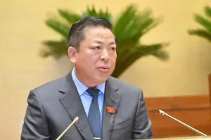 Bộ trưởng Bộ Xây dựng Trần Hồng Minh trình bày tờ trình, sáng 19-5. Ảnh: VIẾT CHUNG