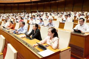 Các đại biểu Quốc hội bấm nút biểu quyết thông qua các nghị quyết, sáng 21-5. Ảnh: QUANG PHÚC