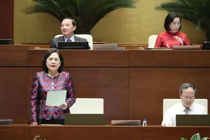 Thống đốc Ngân hàng Nhà nước Việt Nam Nguyễn Thị Hồng phát biểu giải trình, làm rõ một số vấn đề đại biểu Quốc hội nêu, sáng 29-5. Ảnh: VIẾT CHUNG