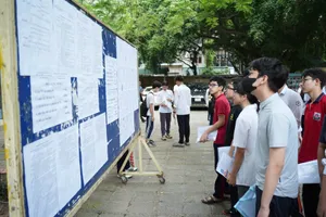 Học sinh đến làm thủ tục dự thi vào lớp 10 năm học 2025-2026 tại Hà Nội