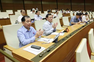 Các đại biểu Quốc hội tán thành thông qua Luật Bảo vệ dữ liệu cá nhân. Ảnh: QUANG PHÚC